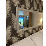 Apartment Zentrale Design-ferienwohnung Mit Balkon Und Stellplatz In - Apolonialiving *