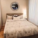 Zentrale Design-ferienwohnung Mit Balkon Und Stellplatz In - Apolonialiving *