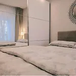Zentrale Design-ferienwohnung Mit Balkon Und Stellplatz In - Apolonialiving