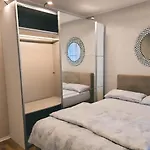 Zentrale Design-ferienwohnung Mit Balkon Und Stellplatz In - Apolonialiving