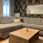 Zentrale Design-ferienwohnung Mit Balkon Und Stellplatz In - Apolonialiving Apartment *