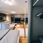 Zentrale Design-ferienwohnung Mit Balkon Und Stellplatz In - Apolonialiving Apartment *
