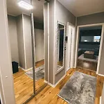 Zentrale Design-ferienwohnung Mit Balkon Und Stellplatz In - Apolonialiving