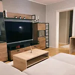 Apartment Zentrale Design-ferienwohnung Mit Balkon Und Stellplatz In - Apolonialiving *