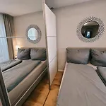 Zentrale Design-ferienwohnung Mit Balkon Und Stellplatz In - Apolonialiving Karlsruhe