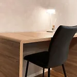 Apartment Zentrale Design-ferienwohnung Mit Balkon Und Stellplatz In - Apolonialiving *