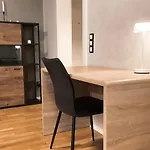 Zentrale Design-ferienwohnung Mit Balkon Und Stellplatz In - Apolonialiving *