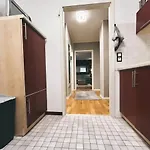 Apartment Zentrale Design-ferienwohnung Mit Balkon Und Stellplatz In - Apolonialiving *