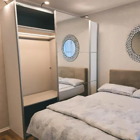 Zentrale Design-ferienwohnung Mit Balkon Und Stellplatz In - Apolonialiving