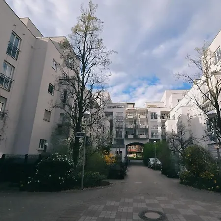 Apartment Zentrale Design-ferienwohnung Mit Balkon Und Stellplatz In - Apolonialiving *