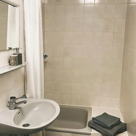 Zentrale Design-ferienwohnung Mit Balkon Und Stellplatz In - Apolonialiving *