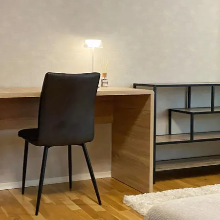 Zentrale Design-ferienwohnung Mit Balkon Und Stellplatz In - Apolonialiving Apartment