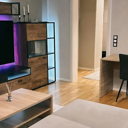 Apartment Zentrale Design-ferienwohnung Mit Balkon Und Stellplatz In - Apolonialiving