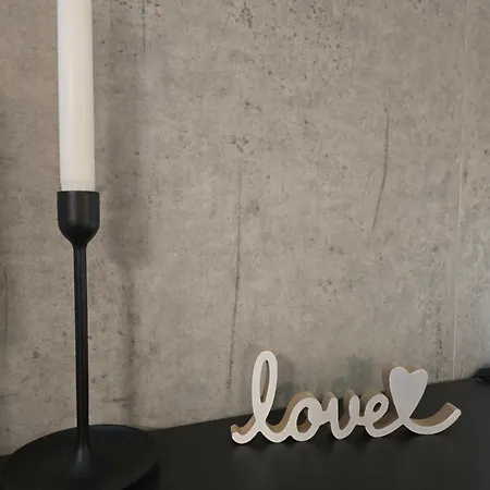 Zentrale Design-ferienwohnung Mit Balkon Und Stellplatz In - Apolonialiving Apartment