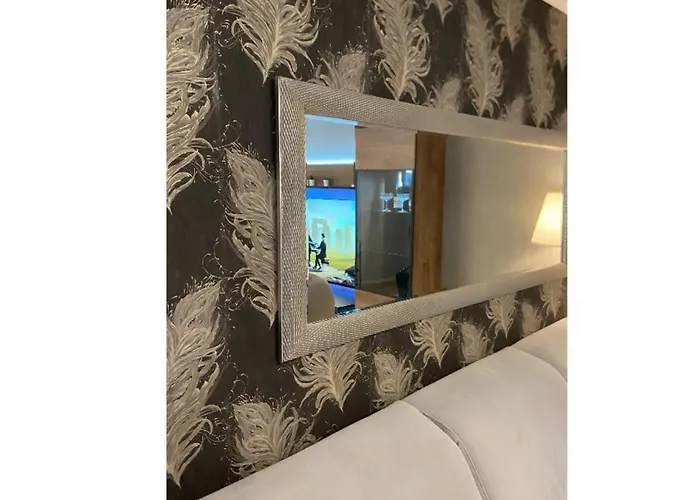 شقة Zentrale Design-ferienwohnung Mit Balkon Und Stellplatz In - Apolonialiving *