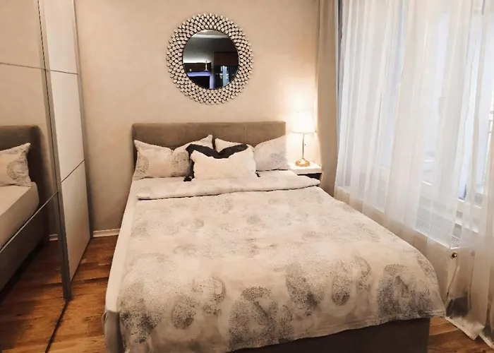 Zentrale Design-ferienwohnung Mit Balkon Und Stellplatz In - Apolonialiving *