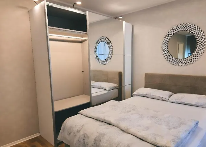 Zentrale Design-ferienwohnung Mit Balkon Und Stellplatz In - Apolonialiving