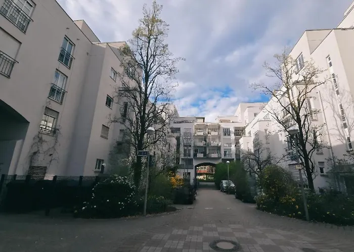 شقة Zentrale Design-ferienwohnung Mit Balkon Und Stellplatz In - Apolonialiving *