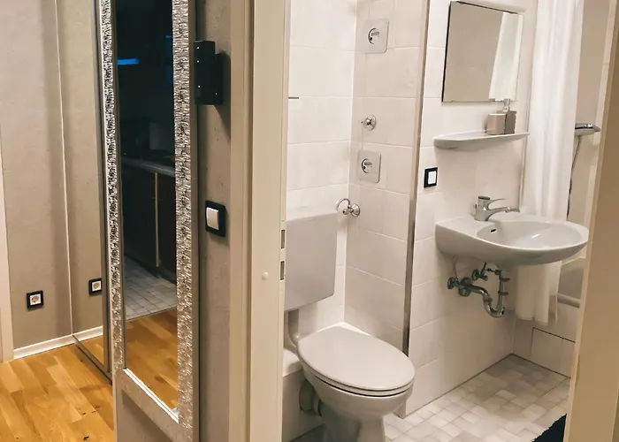 Zentrale Design-ferienwohnung Mit Balkon Und Stellplatz In - Apolonialiving *