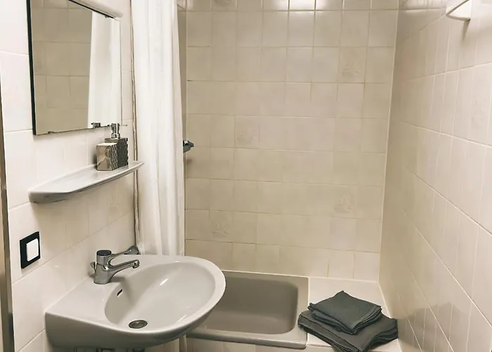 Zentrale Design-ferienwohnung Mit Balkon Und Stellplatz In - Apolonialiving *