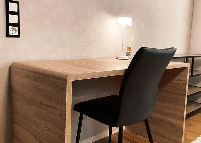 شقة Zentrale Design-ferienwohnung Mit Balkon Und Stellplatz In - Apolonialiving *