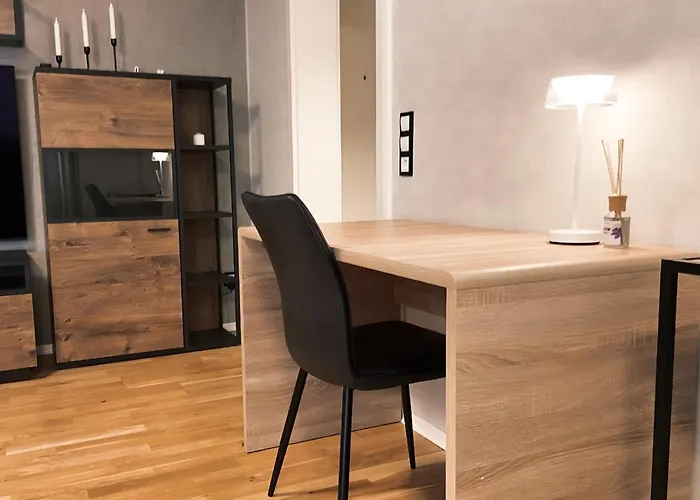 Zentrale Design-ferienwohnung Mit Balkon Und Stellplatz In - Apolonialiving *